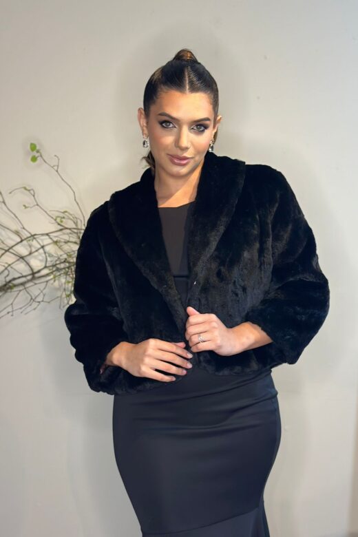 CASACO PRETO COM GOLA